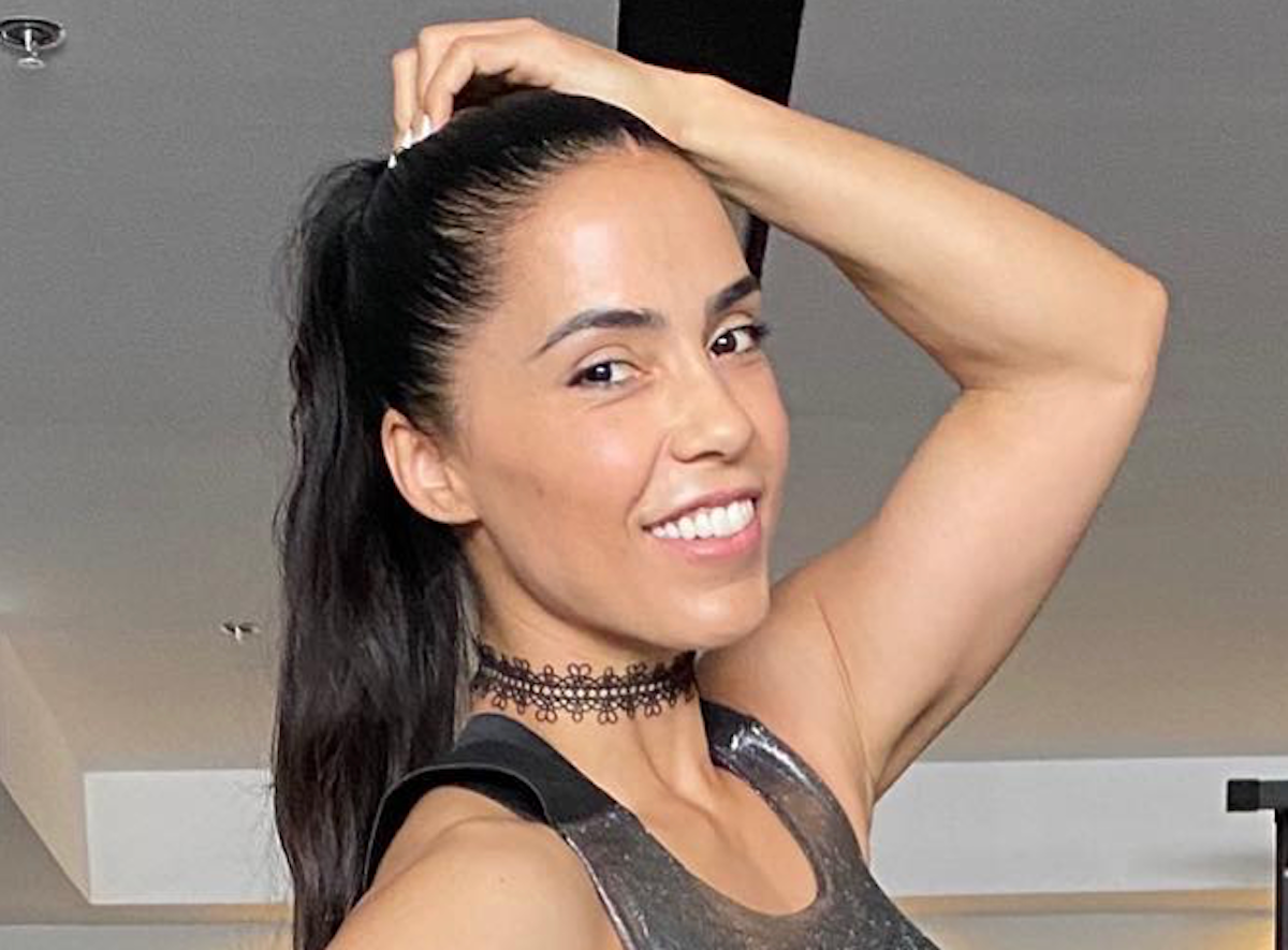 Fitness Model Andreia Brazier in Two-Piece Workout Gear Does "Plyometric Exercises"